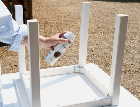 Priming wooden table with PlastiKote Twist & Spray Primer